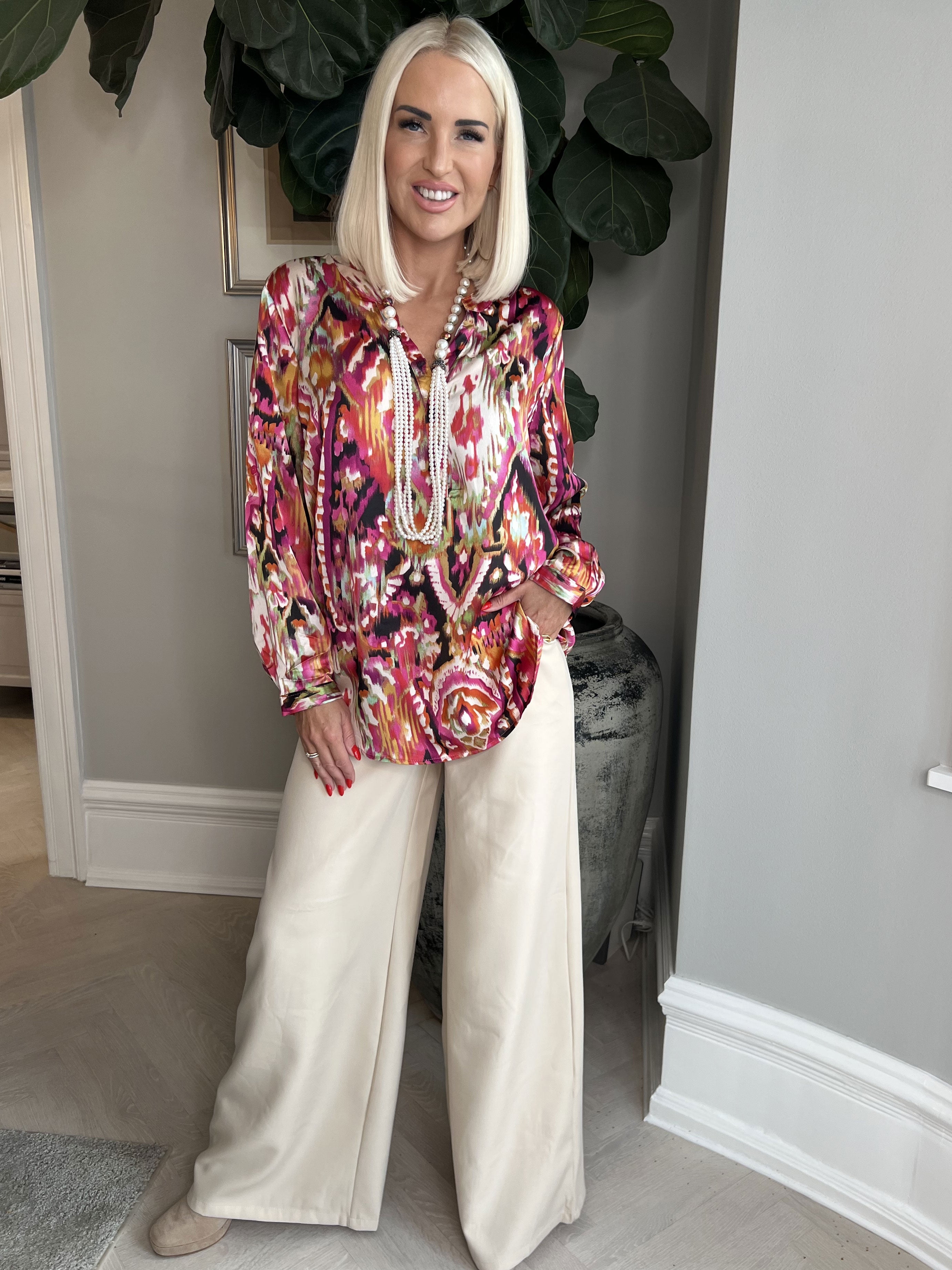 Leona - Mångfärgad mönstrad skjorta i silkeslook - Pink